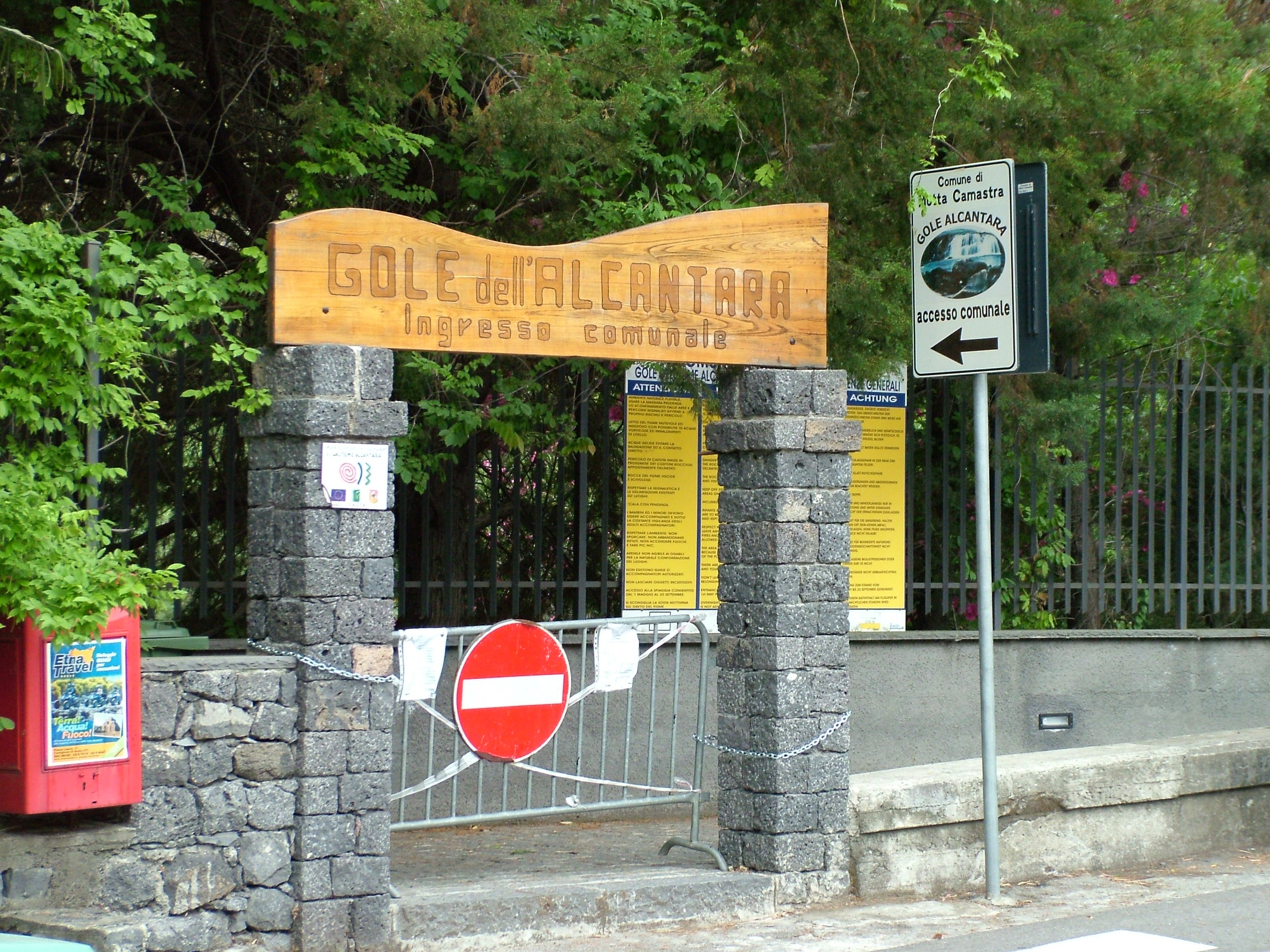 Cartello dell’ingresso comunale alle Gole dell’Alcantara